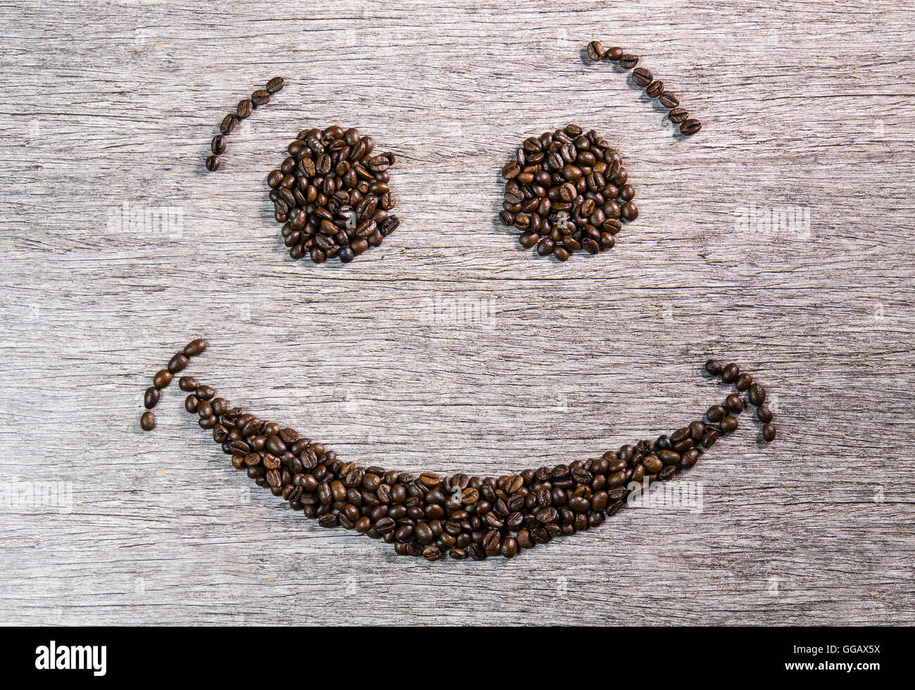Una faccina sorridente da molti chicchi di caffè Foto Stock