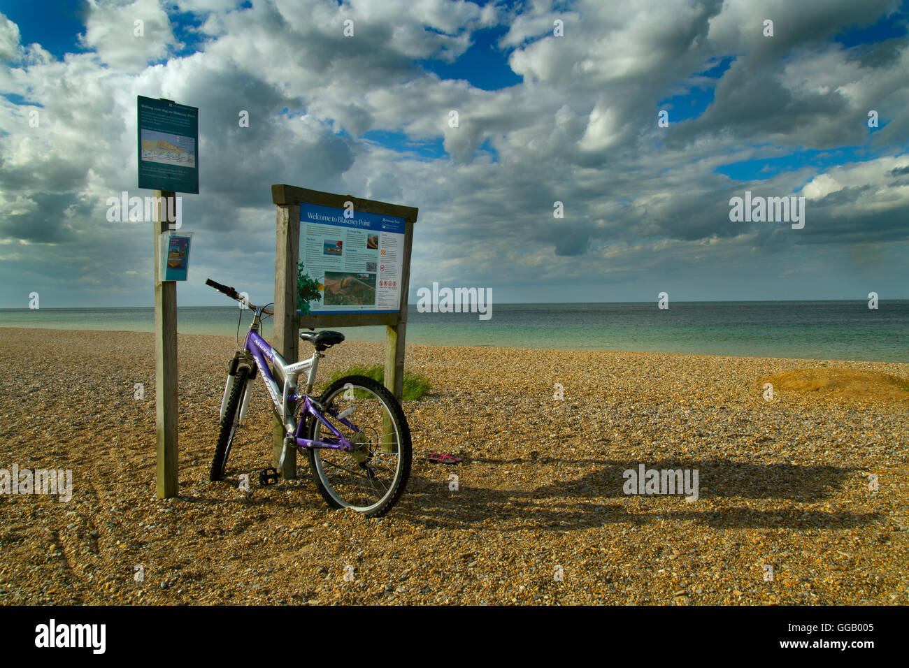 Bicicletta e Information board a Cley Beach North Norfolk Foto Stock