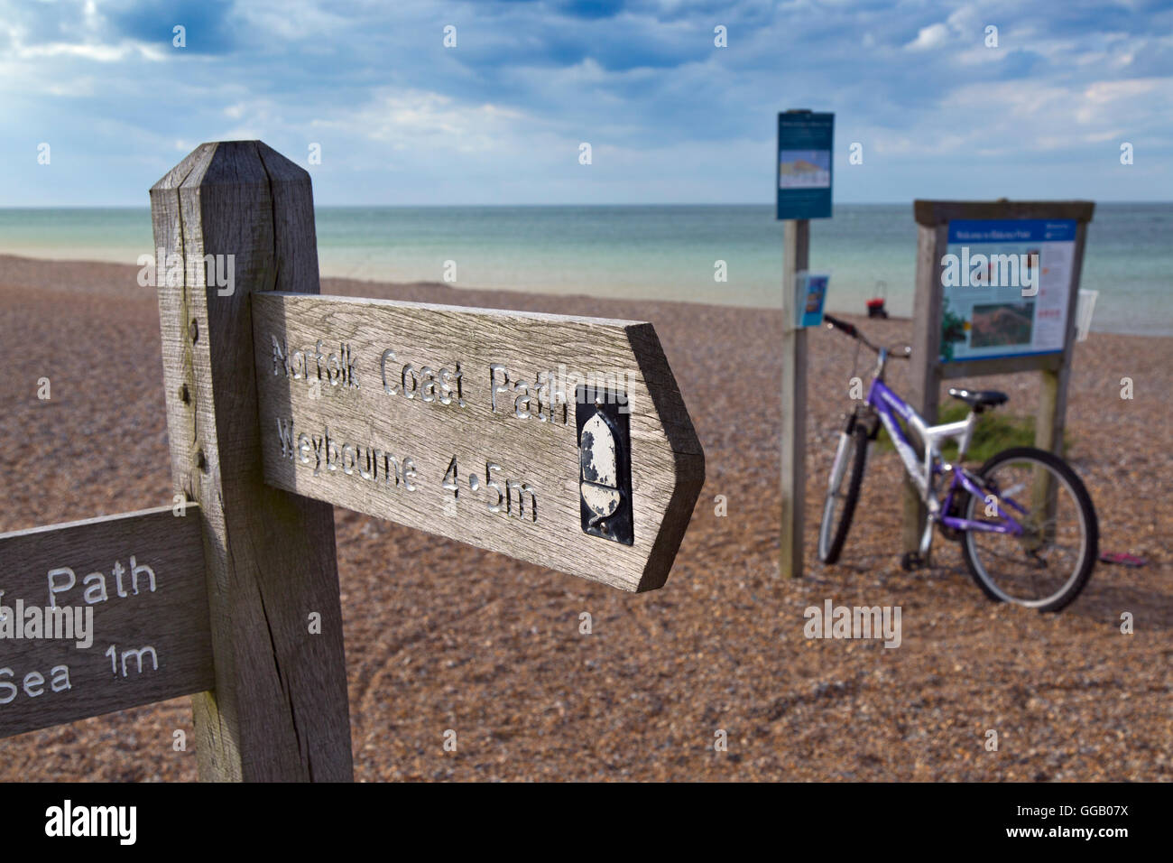 Bicicletta e Information board a Cley Beach North Norfolk Foto Stock