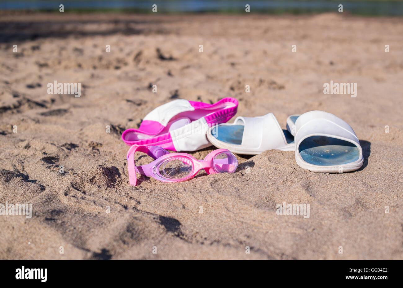 Una ragazza attrezzature piscina sulla spiaggia sabbiosa. Foto Stock