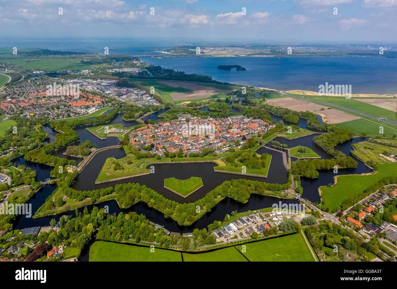 Vista aerea, Bastione Oud Molen Naarden VESTING, la fortezza di Naarden con townhouse e Chiesa, Chiesa Grande o di San Vito Chiesa Foto Stock