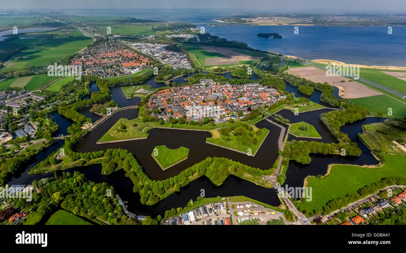 Vista aerea, Bastione Oud Molen Naarden VESTING, la fortezza di Naarden con townhouse e Chiesa, Chiesa Grande o di San Vito Chiesa Foto Stock