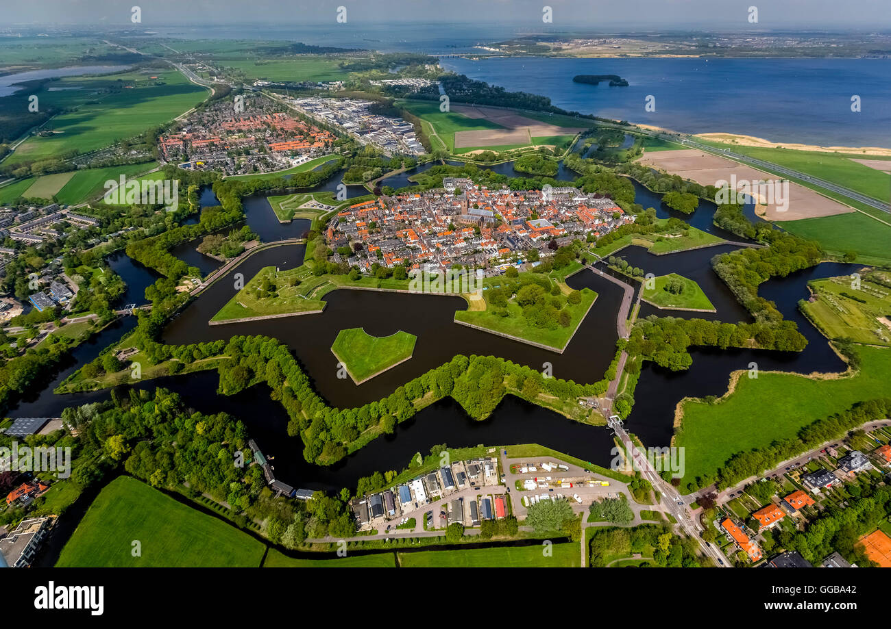 Vista aerea, Bastione Oud Molen Naarden VESTING, la fortezza di Naarden con townhouse e Chiesa, Chiesa Grande o di San Vito Chiesa Foto Stock