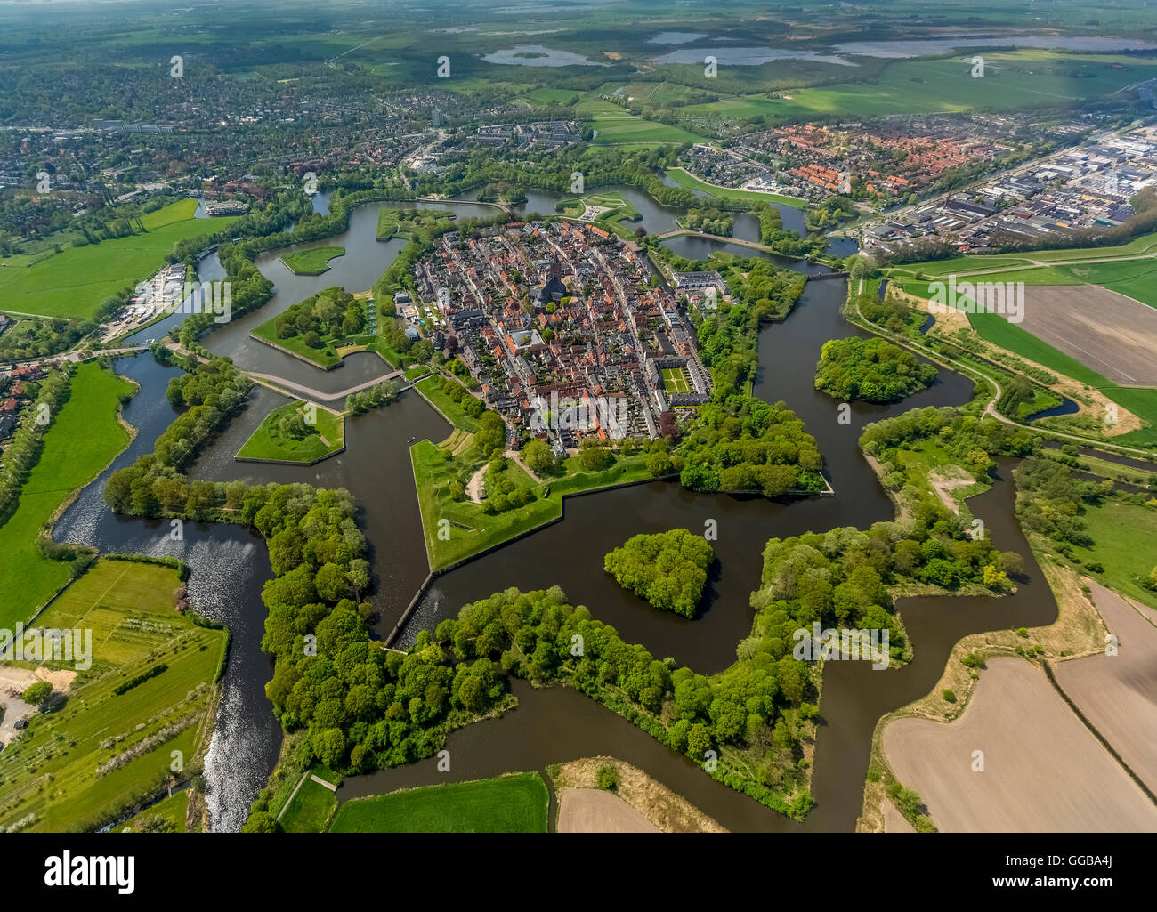 Vista aerea, Bastione Oud Molen Naarden VESTING, la fortezza di Naarden con townhouse e Chiesa, Chiesa Grande o di San Vito Chiesa Foto Stock