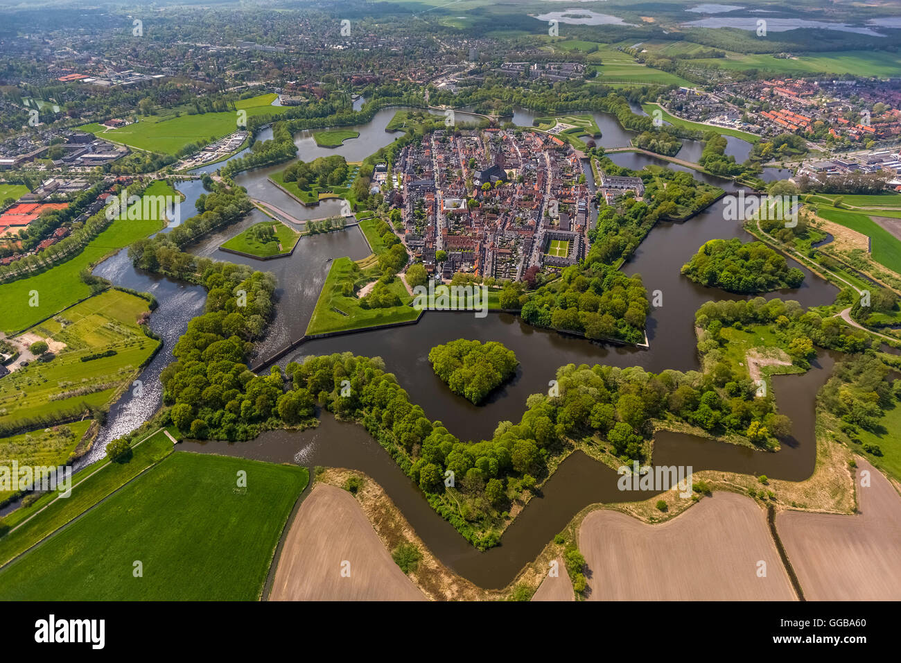 Vista aerea, Bastione Oud Molen Naarden VESTING, la fortezza di Naarden con townhouse e Chiesa, Chiesa Grande o di San Vito Chiesa Foto Stock