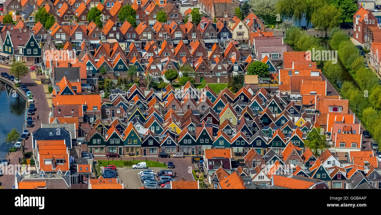 Vista aerea, Volendam al Markermeer, piccole case olandesi, appuntita gable, alloggiamento, edifici di appartamenti, North Holland,Volendam Foto Stock