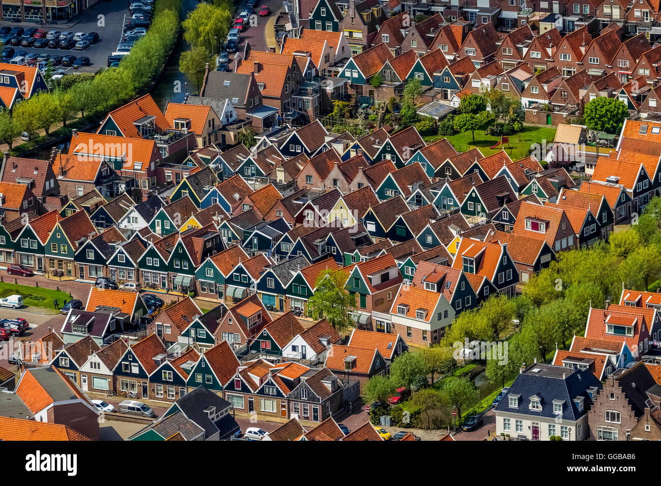 Vista aerea, Volendam al Markermeer, piccole case olandesi, appuntita gable, alloggiamento, edifici di appartamenti, North Holland,Volendam Foto Stock