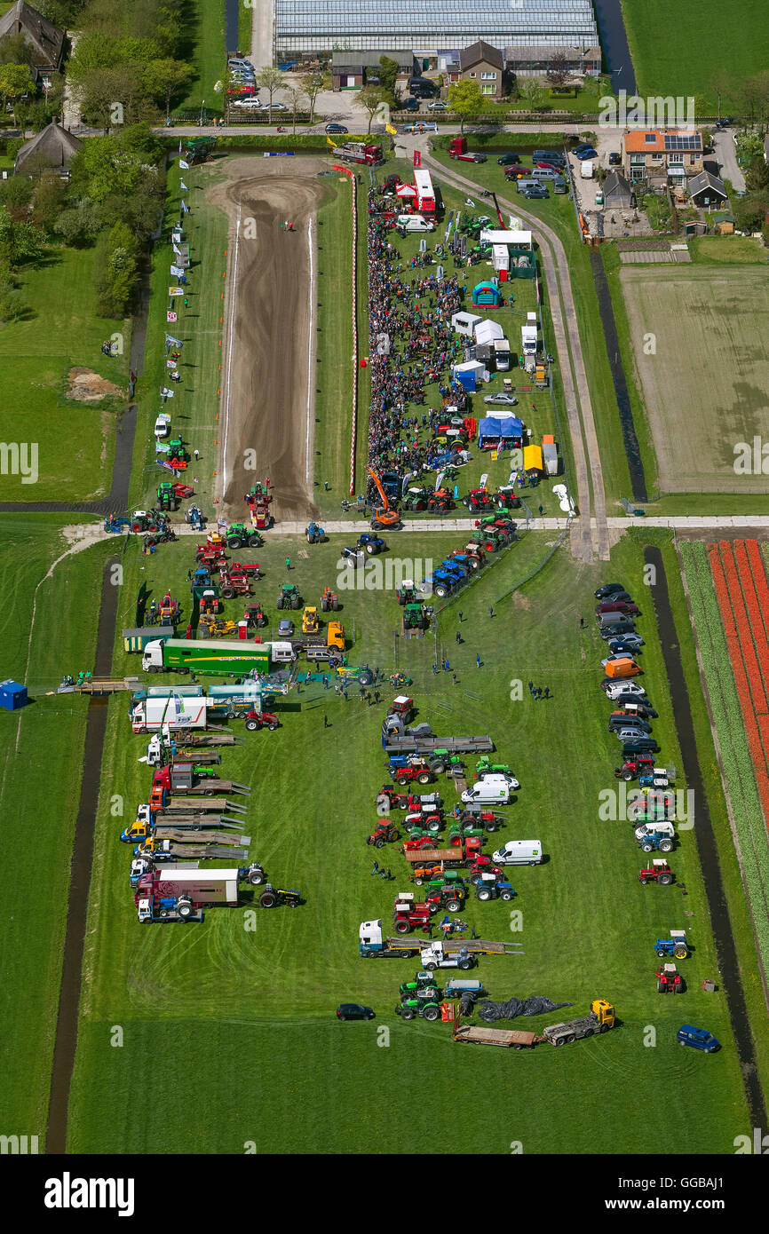 Vista aerea, trattore tirando il disco in Hensbroek, Hensbroek, Paesi Bassi, North Holland, Paesi Bassi, Europa, vista aerea, Foto Stock