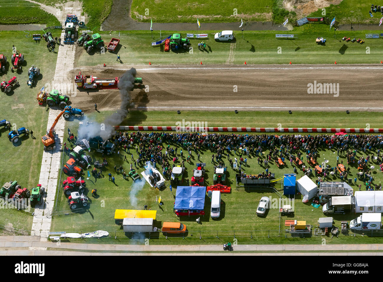 Vista aerea, trattore tirando il disco in Hensbroek, Hensbroek, Paesi Bassi, North Holland, Paesi Bassi, Europa, vista aerea, Foto Stock