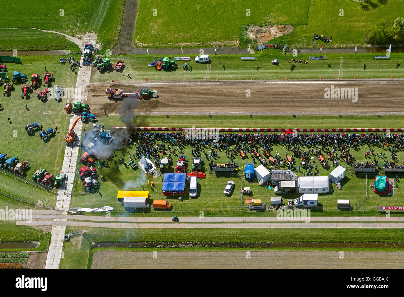 Vista aerea, trattore tirando il disco in Hensbroek, Hensbroek, Paesi Bassi, North Holland, Paesi Bassi, Europa, vista aerea, Foto Stock