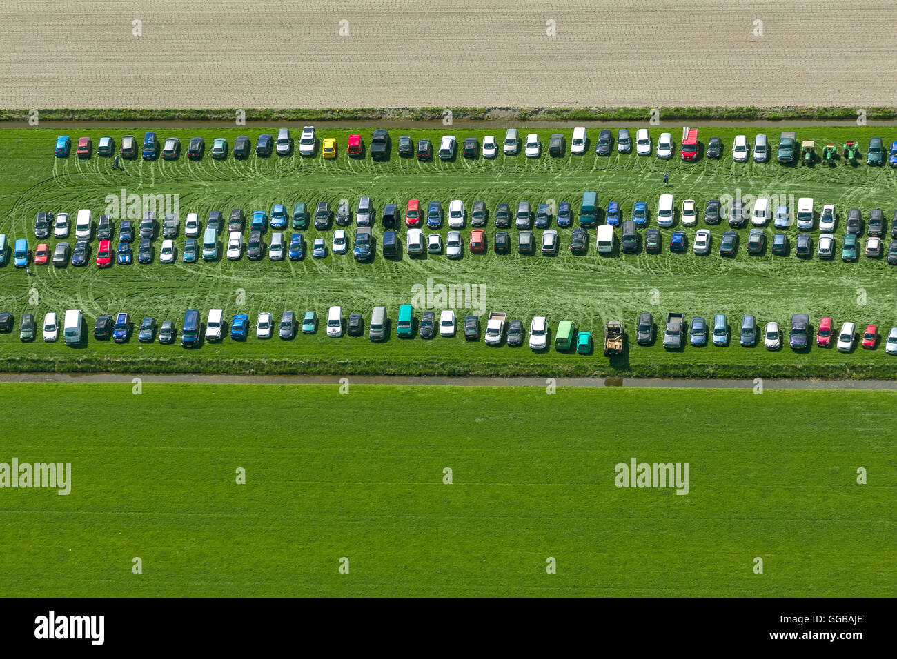Vista aerea, trattore tirando il disco in Hensbroek, Hensbroek, Paesi Bassi, North Holland, Paesi Bassi, Europa, vista aerea, Foto Stock