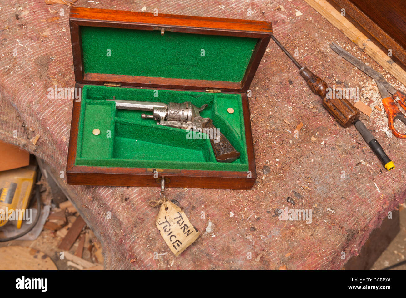 Una vecchia pistola in una scatola di legno Foto Stock