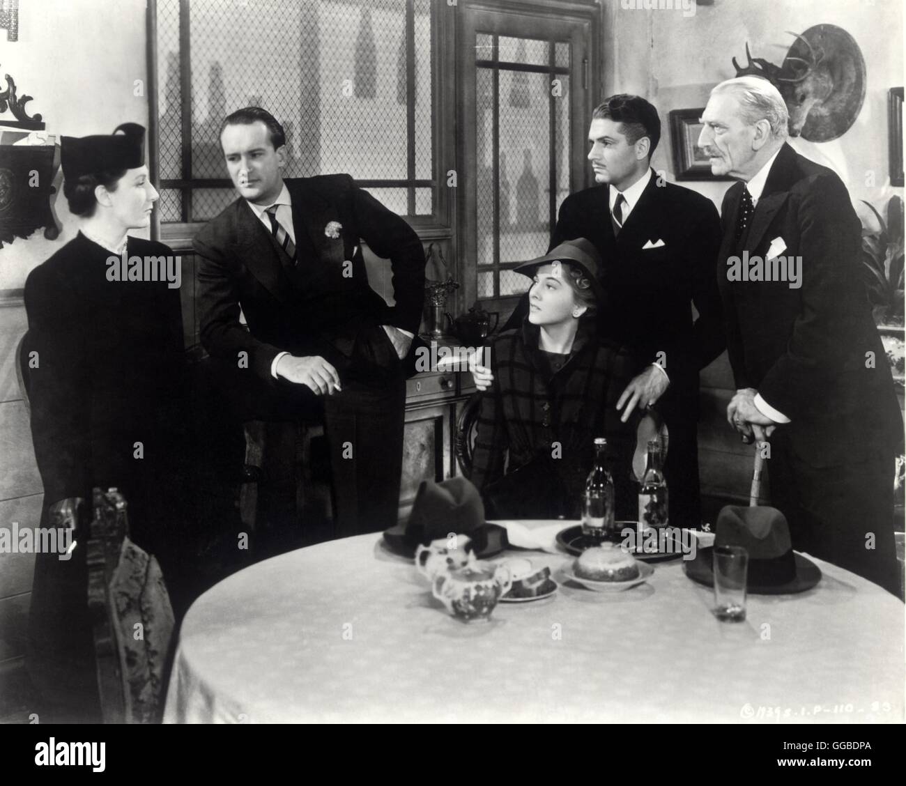 REBECCA USA 1940 Alfred Hitchcock Sig.ra Danvers (JUDITH ANDERSON), Jack Favell (GEORGE SAUNDERS), la sig.ra de Winter (JOAN FANTAINE), il sig. de Winter (Laurence Olivier), il Colonnello Julyan (C. AUBREY SMITH) Regie: Alfred Hitchcock Foto Stock
