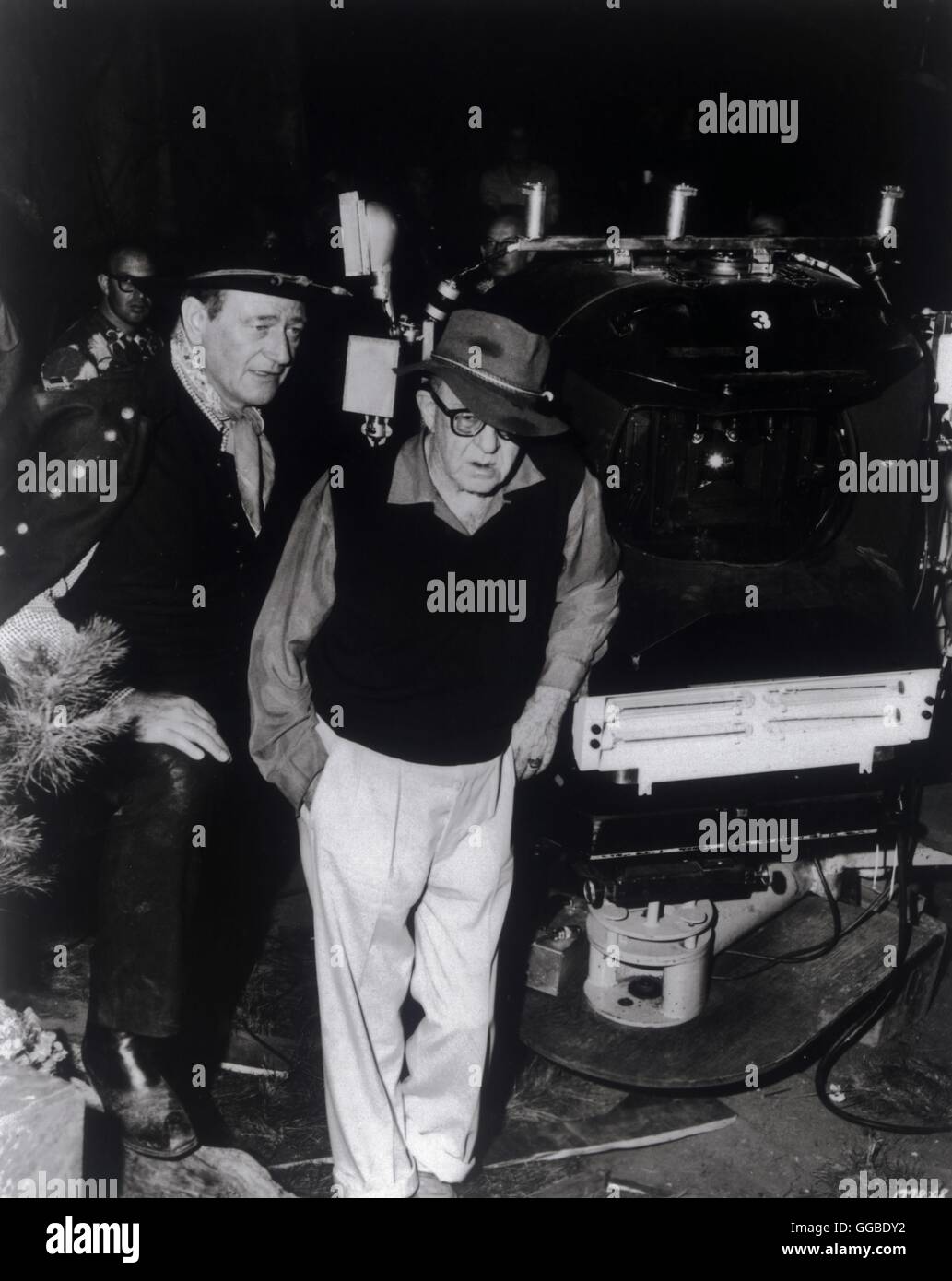 JOHN WAYNE e il regista JOHN FORD su pellicola posizione: "i soldati a cavallo" (1959) Foto Stock