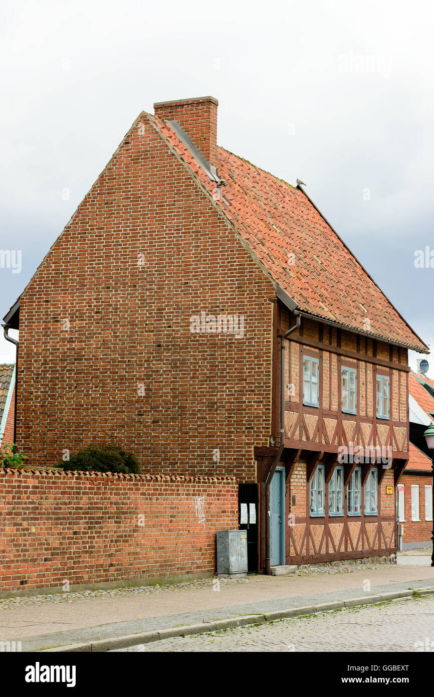 Ystad, Svezia - 1 Agosto 2016: Vecchia casa in mattoni rossi nella città. Ystad è famosa per le sue numerose case vintage. Foto Stock