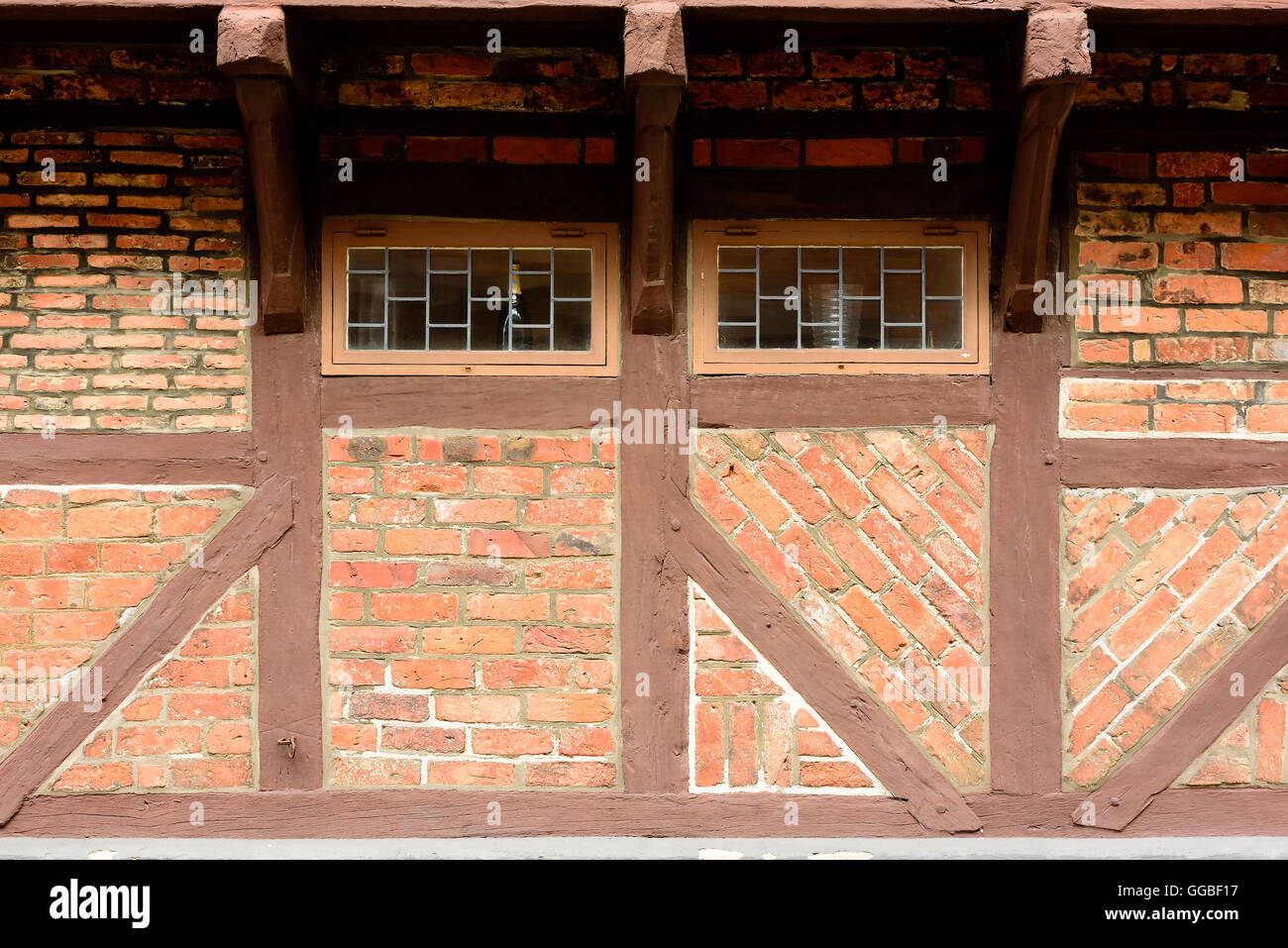 Finestre di piccole dimensioni sotto una sporgenza su un vecchio vintage house. Dettagli architettonici e copia dello spazio. Foto Stock