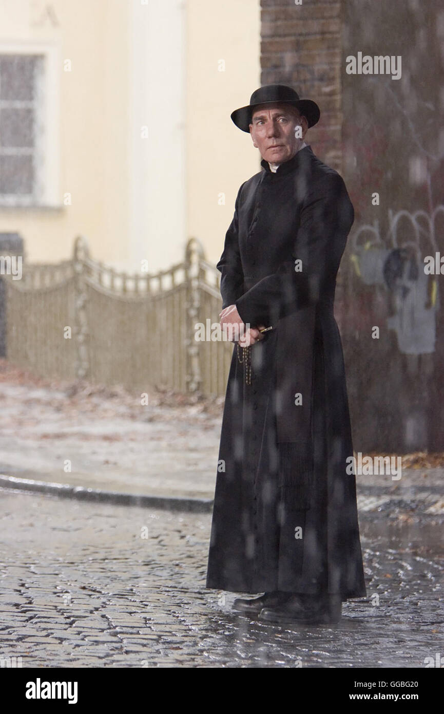 DAS OMEN / Il presagio USA 2006 / John Moore Padre Brennan (Pete Postlethwaite) Regie: John Moore aka. Il presagio Foto Stock