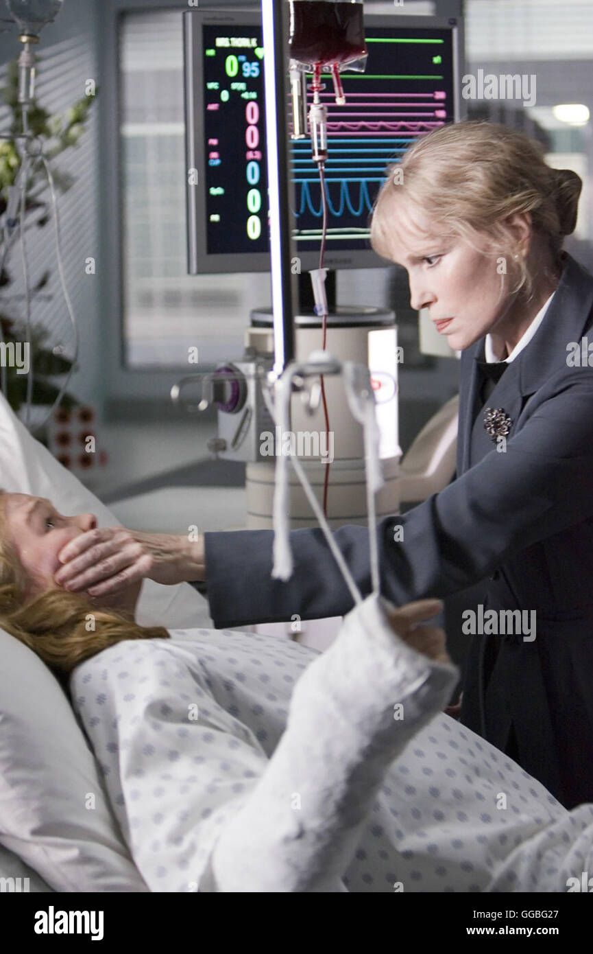 DAS OMEN / Il presagio USA 2006 / John Moore Ospedale scena: Katherine Thorn (JULIA montanti), Sig.ra Baylock (Mia Farrow) Regie: John Moore aka. Il presagio Foto Stock