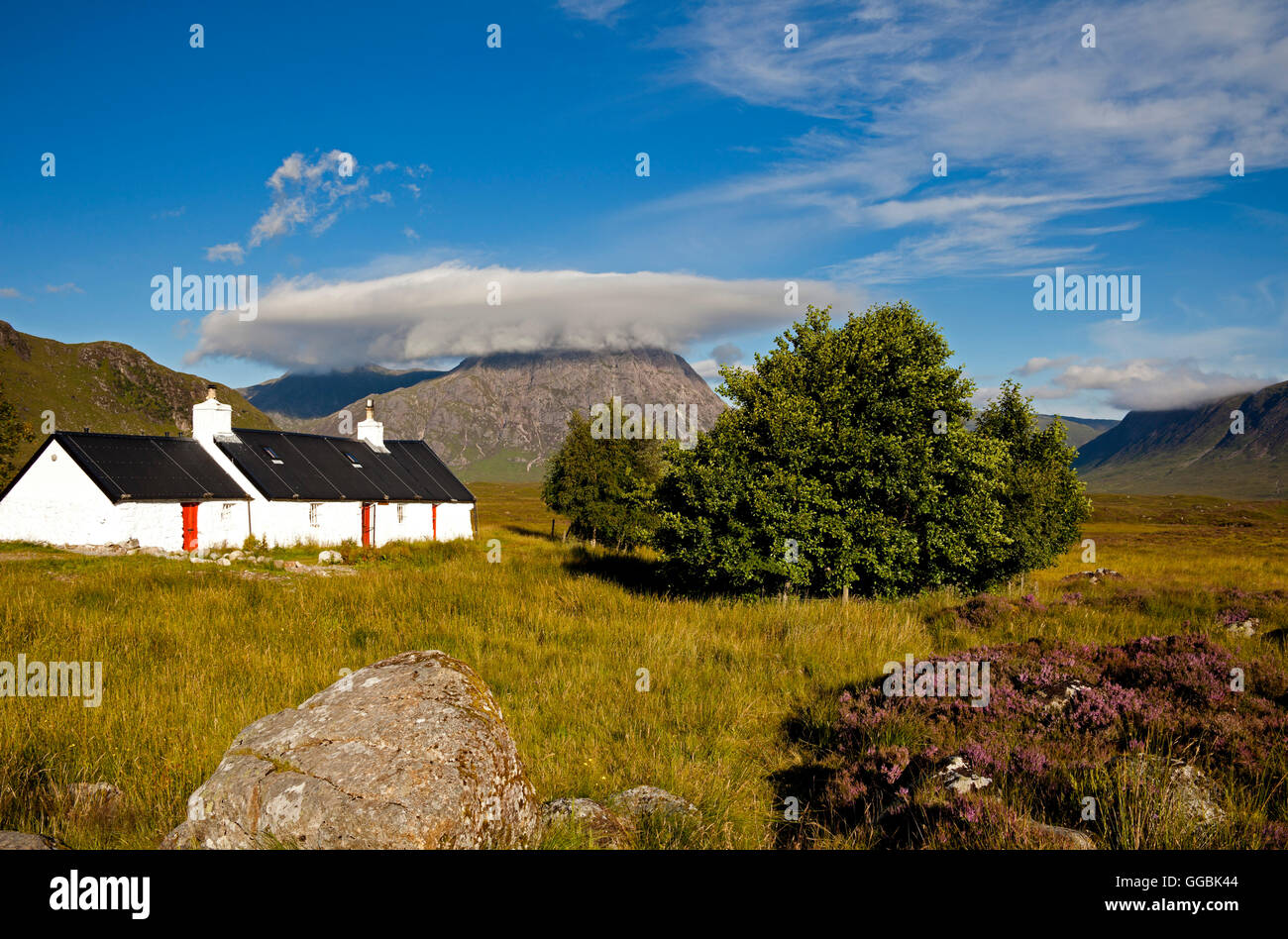 Black Rock cottage in primo piano e Buchaille Etive Mor in background Lochaber Scotland Regno Unito Foto Stock