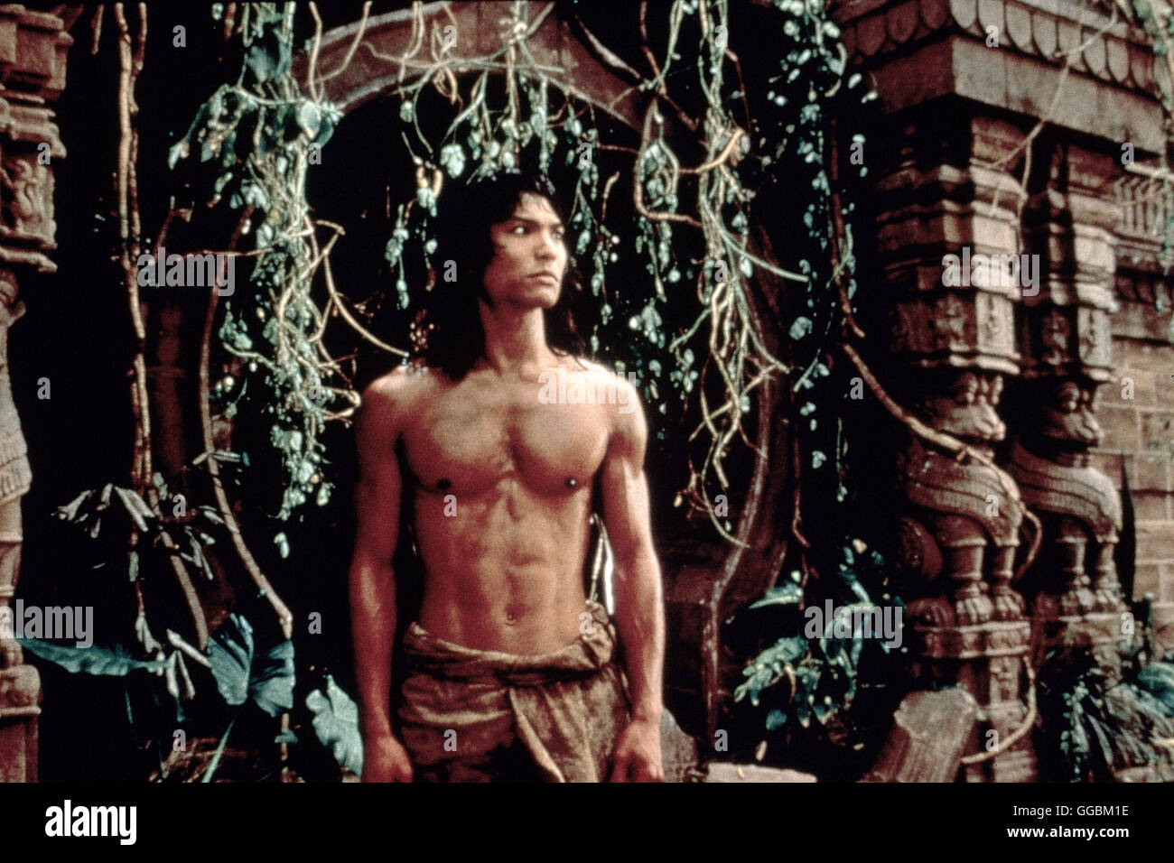 DAS DSCHUNGELBUCH / Jungle Book USA 1994 / Stephen Sommers Der von Wölfen aufgezogene Mowgli (JASON SCOTT LEE) ist erwachsen geworden. Eines Tages trifft er Kitty wieder, die er schon als tipo kennen gelernt hat. Mit ihrer Hilfe lernt er Die Sprache der Menschen und kehrt in die Zivisilation zurück. Der englische Offizier Boone si Mit Hilfe Mowglis un einen Schatz kommen, der in einer versunkenen Dschungelstadt liegen soll ... Regie: Stephen Sommers aka. Il Libro della Giungla Foto Stock