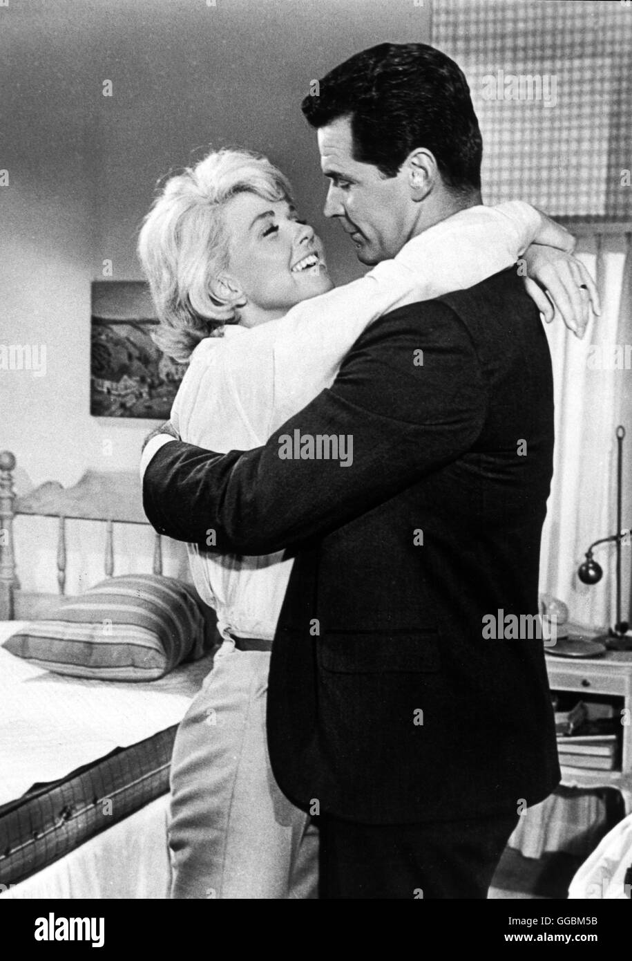 EINE ZU VIEL IM BETT / Sposta su Darling USA 1963 / Michael Gordon Nach fünf Jahren taucht die verschollene Ellen (Doris Day) plötzlich wieder bei ihrem Mann Nick (James Garner) auf. Da dieser inzwischen die entzückende Bianca heiraten, gibt es nun "eine zu viel im Bett'. Regie: Michael Gordon aka. Spostare su Darling Foto Stock