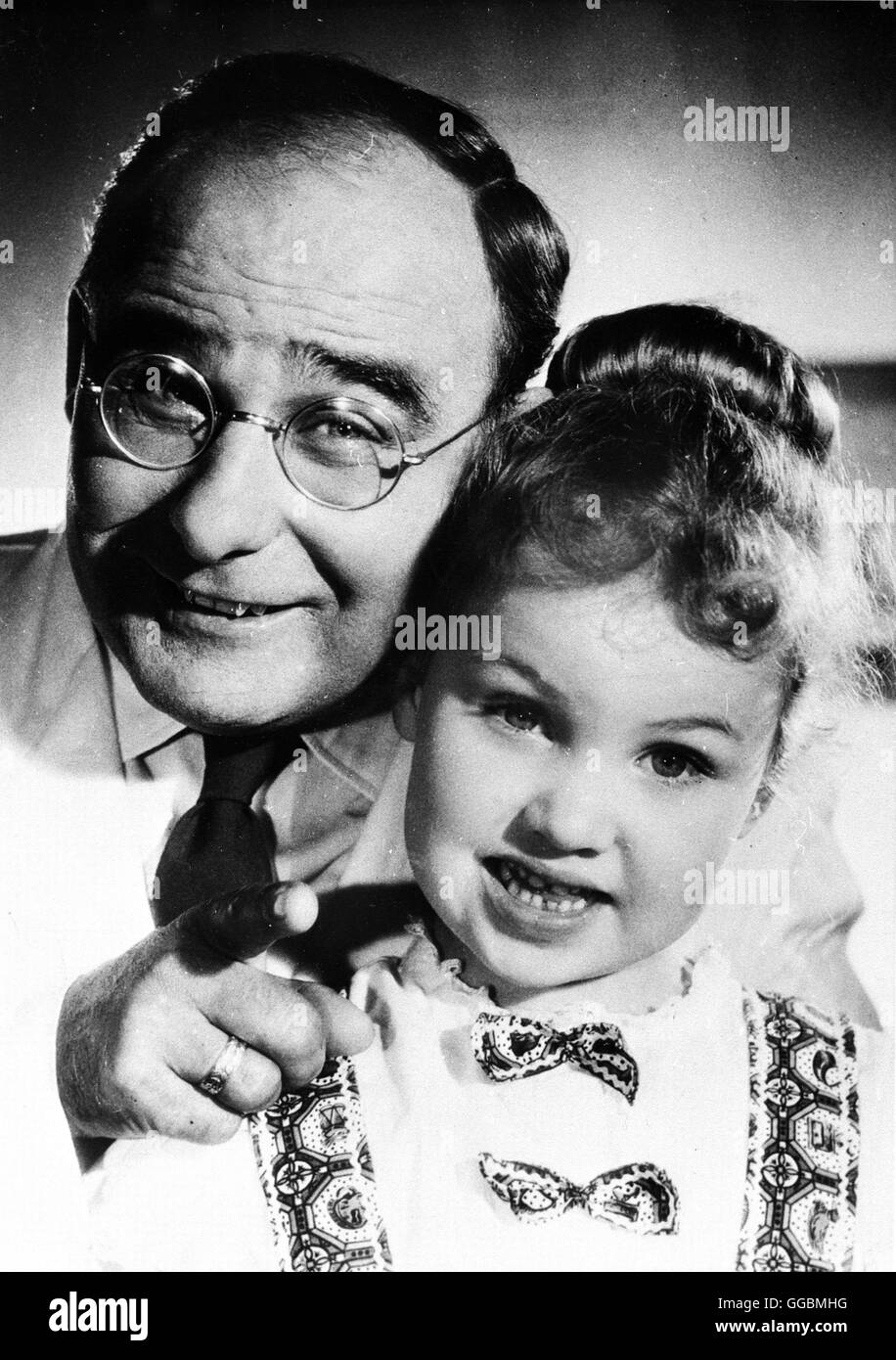 KLEINE LEUTE MAL GANZ GROSS / Deutschland 1958 / Herbert B. Fredersdorf WALTER GROSS, CHERYL BENARD Regie: Herbert B. Fredersdorf Foto Stock