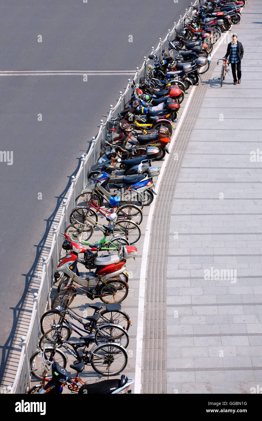 Parcheggio Biciclette a Pudong, Shanghai, Cina Foto Stock