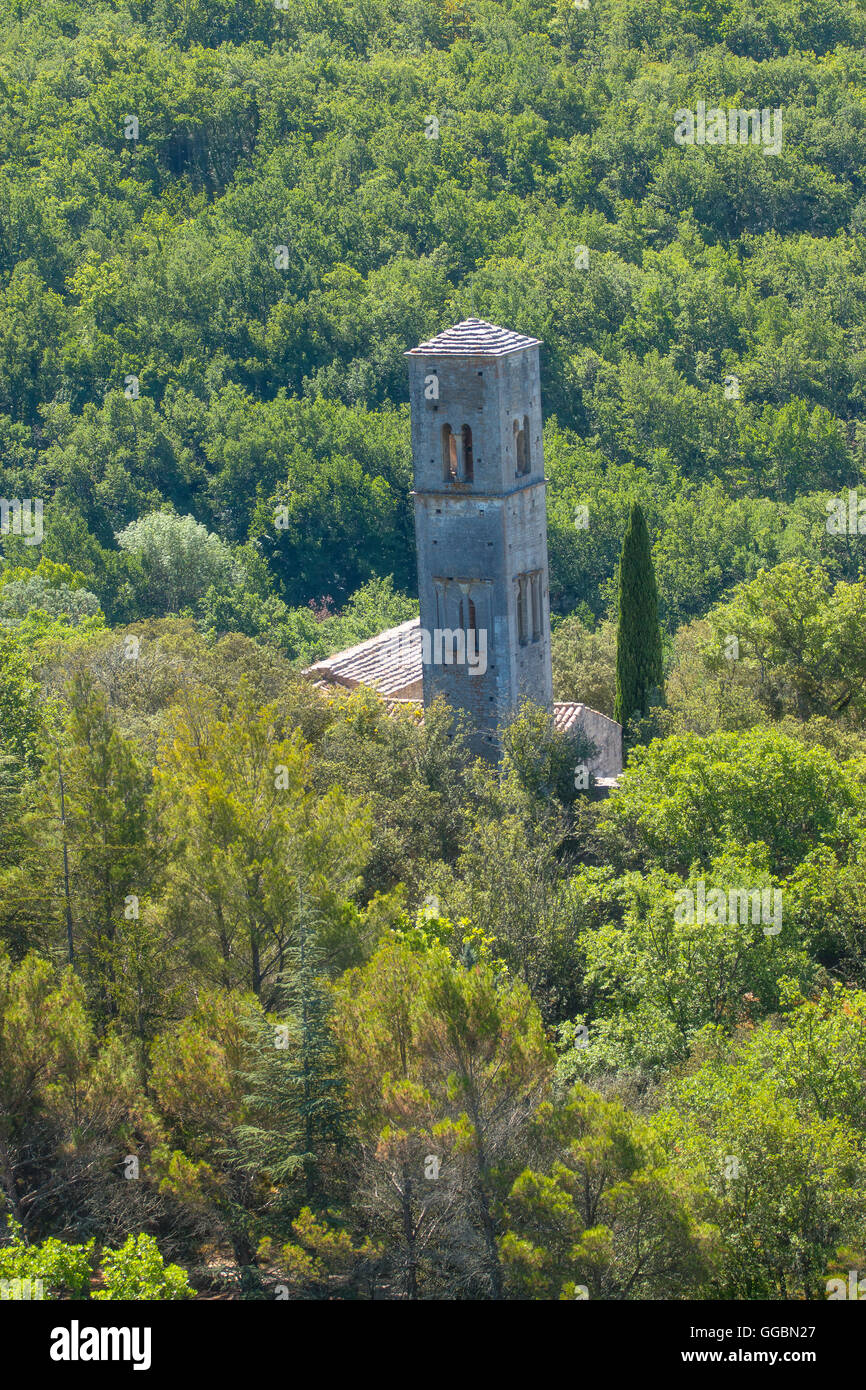 Il campanile di Saint-Symphorien abbazia vicino a Bonnieux, Francia Foto Stock