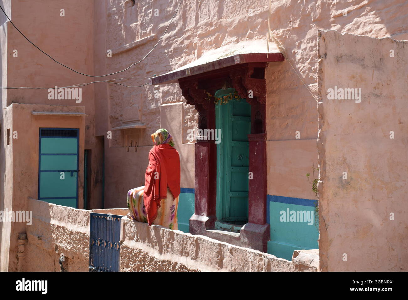 Donna indiana in abito tradizionale al di fuori della sua casa nel Jodhpur, Rajasthan, India Foto Stock