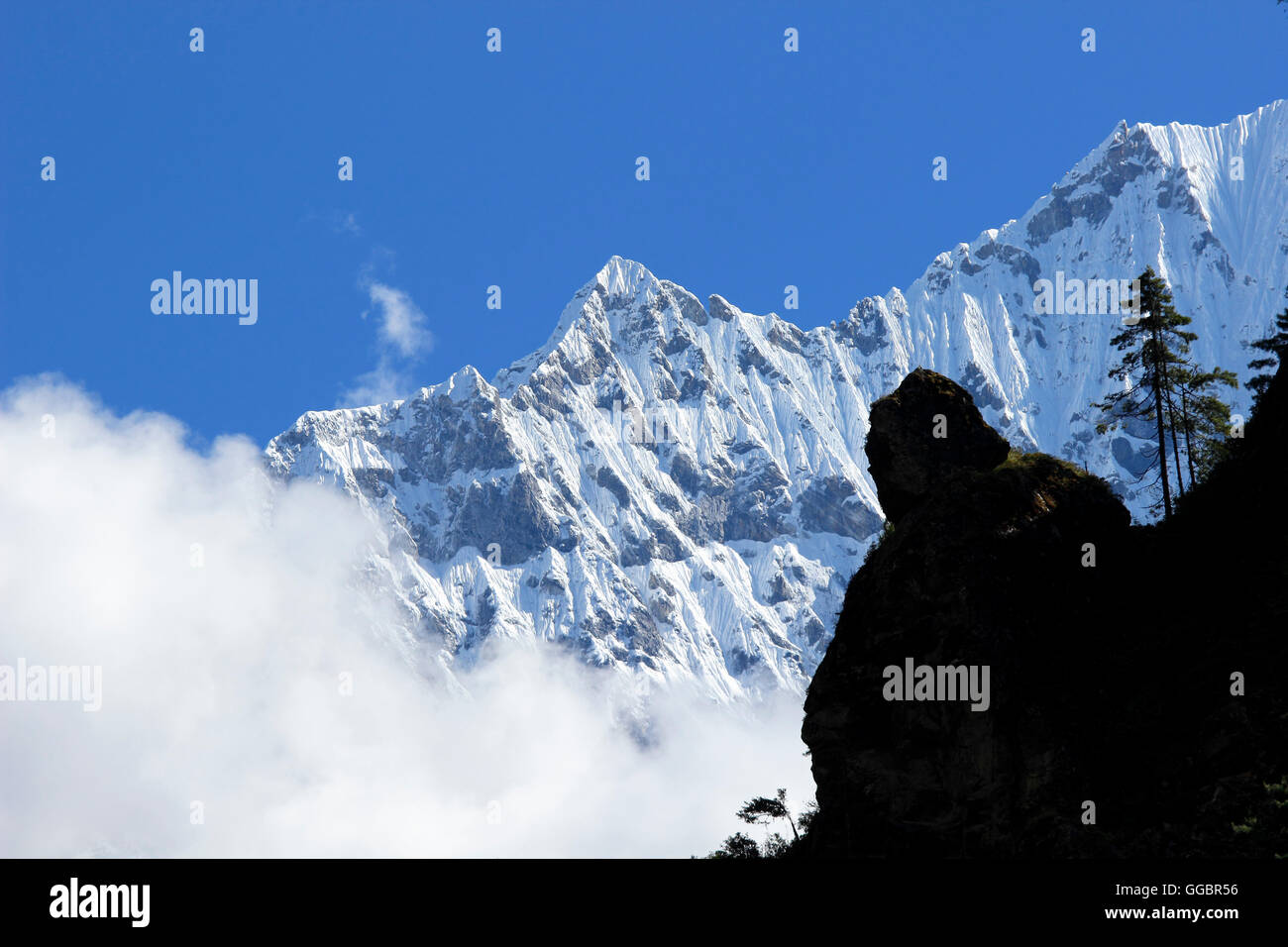 Vista guardando in alto valle con cime coperte di neve sullo sfondo dal vicino Phakding Foto Stock