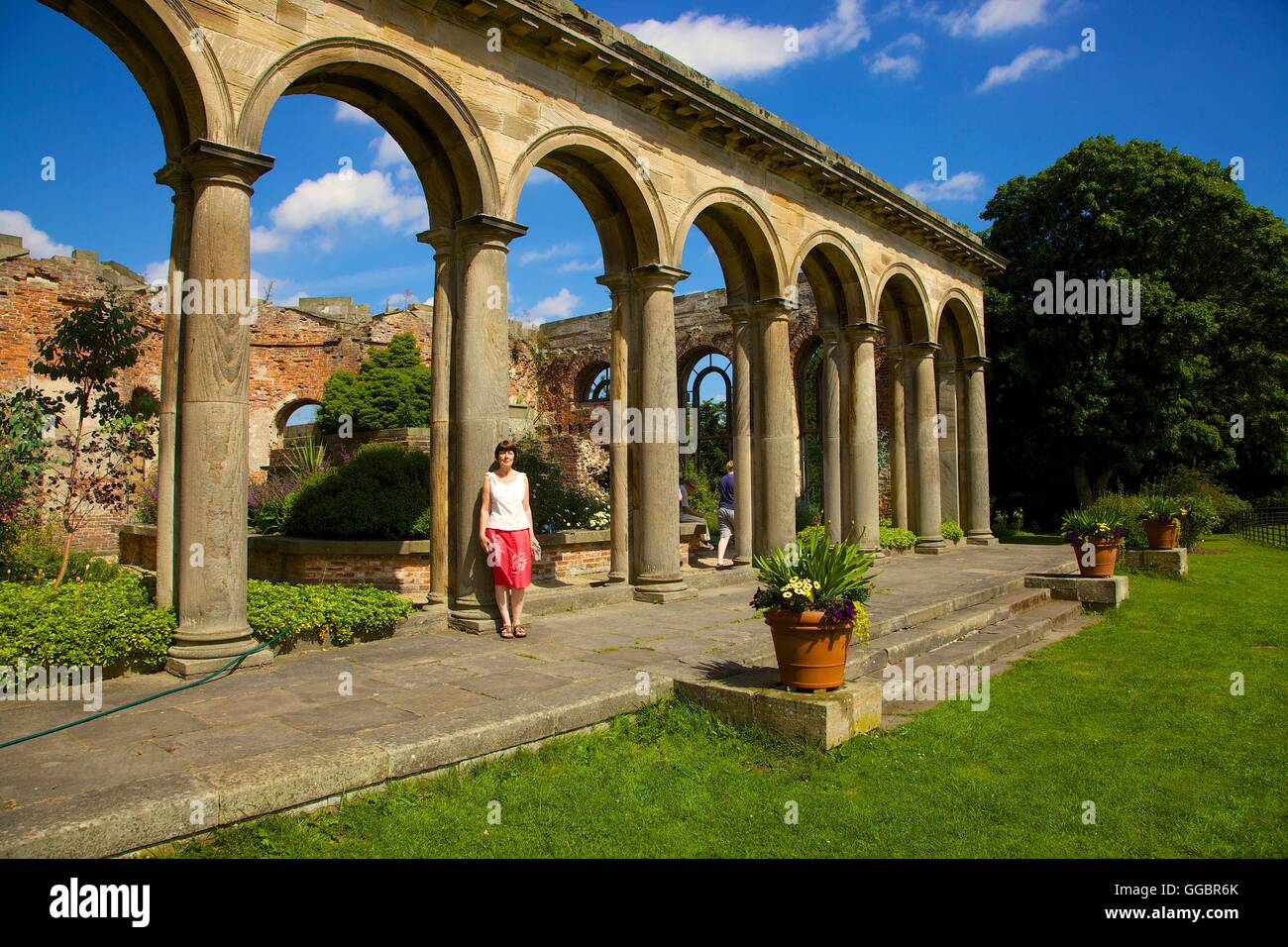 Gibside. L'Orangery rovina. La donna a piedi. Rowlands Gill, Gateshead, Tyne & Wear, England, Regno Unito, Europa. Foto Stock