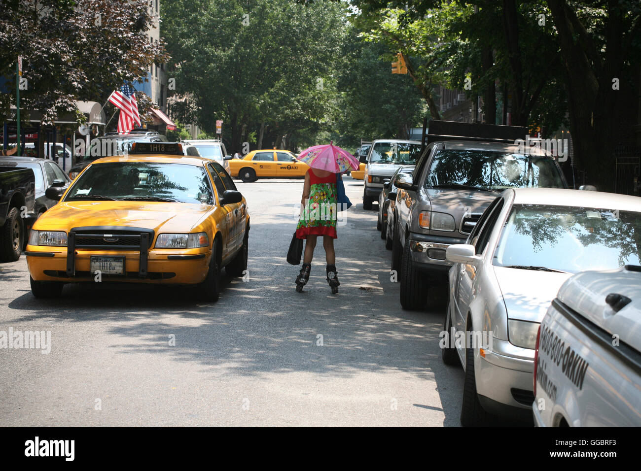 New York donne con pattini e ombrello sul New York street Foto Stock