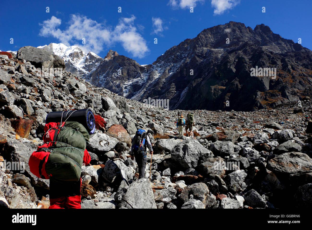 Vista di alpinisti e Sherpa porter sul percorso di Khare campo base sul percorso di salita Mera peak Foto Stock