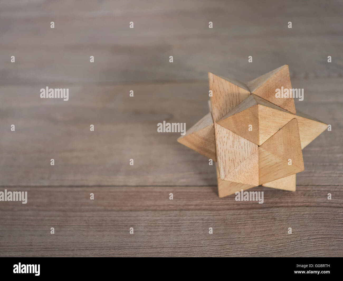 Puzzle in legno forme geometriche posto su un pavimento di legno. Foto Stock