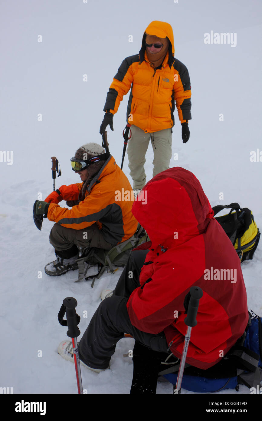 Orientata fino scalatori in appoggio sui campi di neve sul percorso fino - Mera Peak High Camp - Il maltempo Foto Stock
