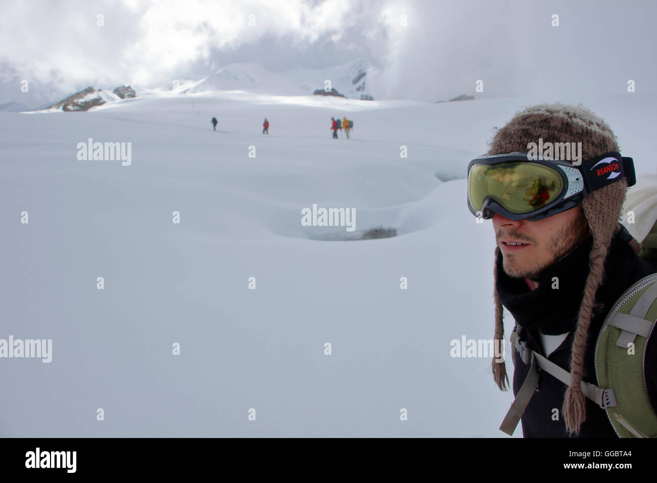 Orientata fino gli alpinisti sui campi di neve sul percorso fino - Mera picchi elevati di camp in caso di maltempo Foto Stock