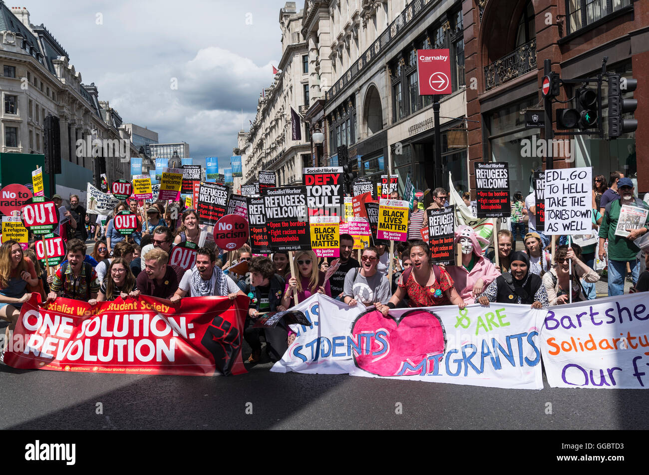Una soluzione: Rivoluzione, non più austerità - No al razzismo - Tories deve andare, dimostrazione organizzata dal gruppo di popoli, Saturd Foto Stock