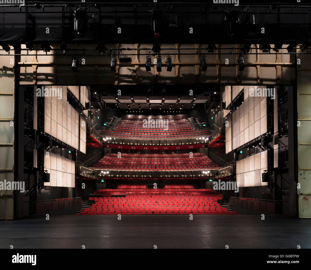 Ampia vista dell auditorium dallo stadio attraverso il proscenium arch. Sadler's Wells Teatro Auditorium, Londra, Regno Unito. Architetto: RHWL Architects , 1998. Foto Stock
