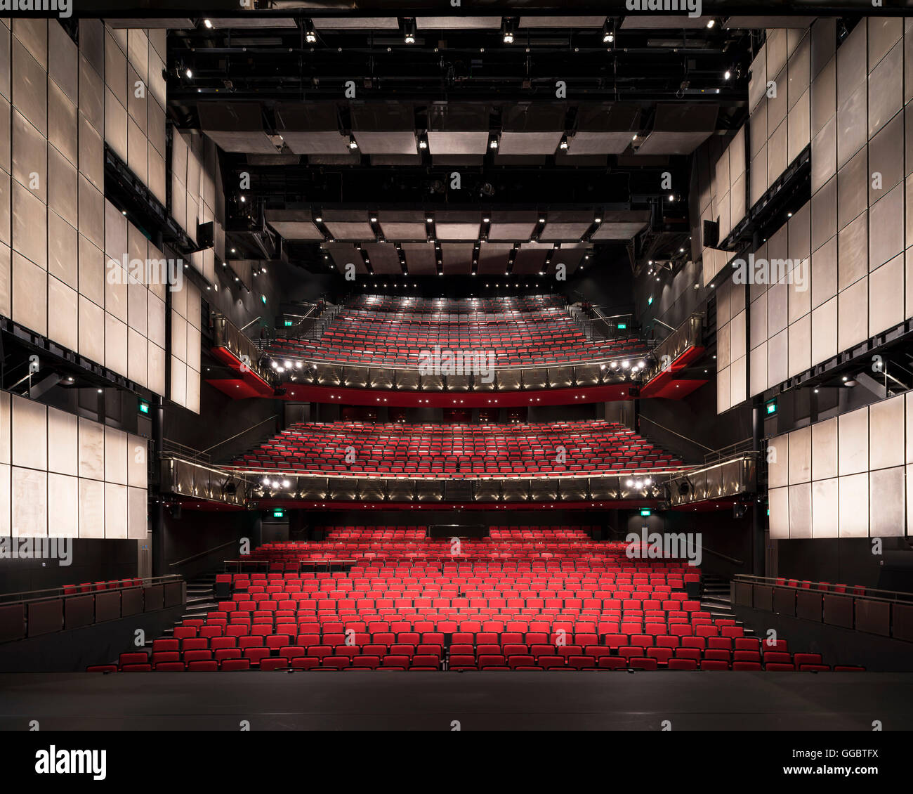 Ampia vista di auditorium da stadio con luci di casa a. Sadler's Wells  Teatro Auditorium, Londra, Regno Unito. Architetto: RHWL Architects , 1998  Foto stock - Alamy