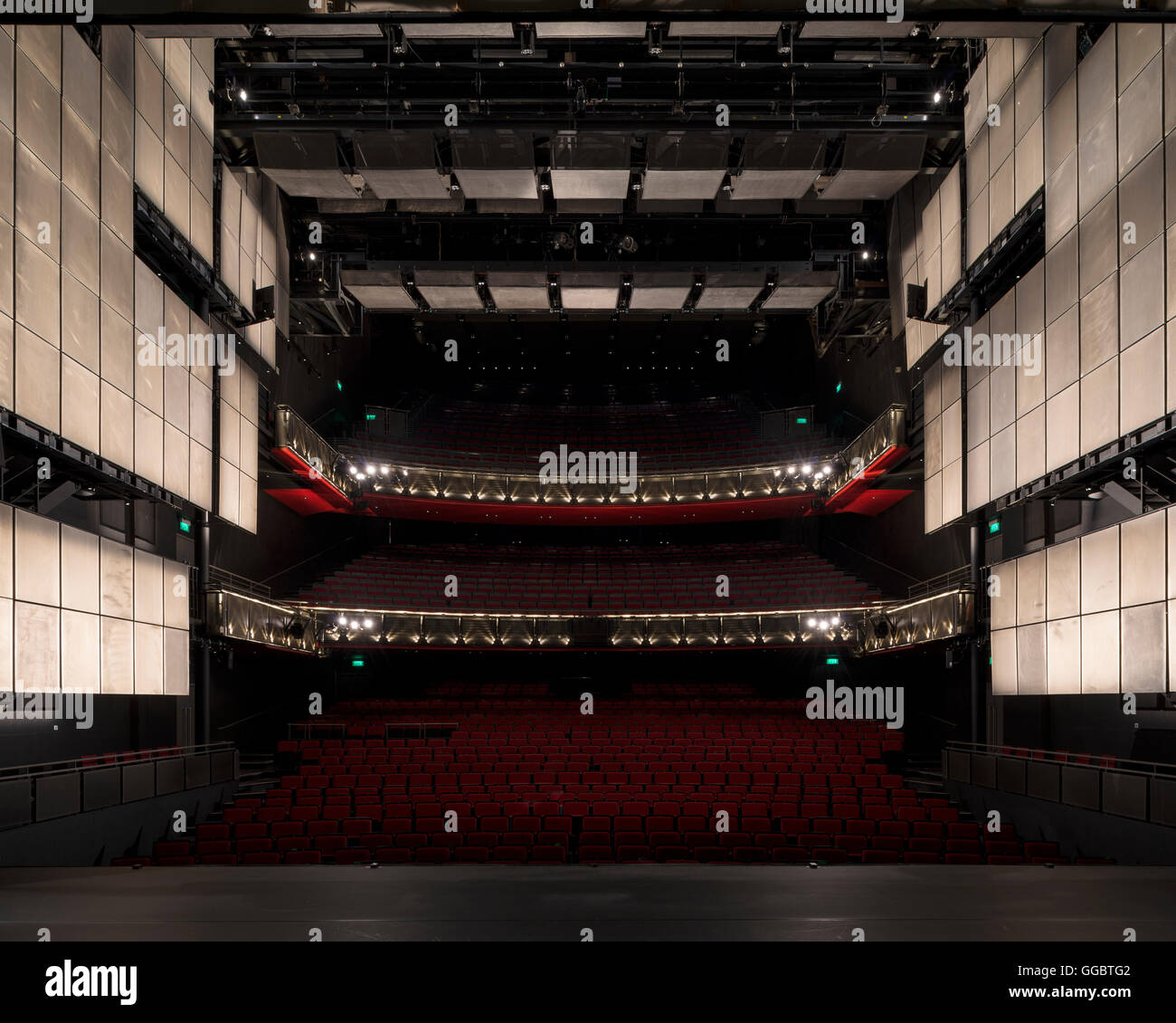 Ampia vista di auditorium da stadio con luci di casa off. Sadler's Wells Teatro Auditorium, Londra, Regno Unito. Architetto: Foto Stock
