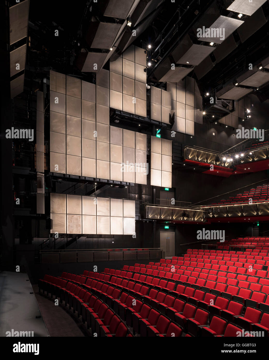 Vista obliqua di auditorium da stadio mostra acustico dei pannelli di parete. Sadler's Wells Teatro Auditorium, Londra, Regno Unito. Architetto: RHWL Architects , 1998. Foto Stock