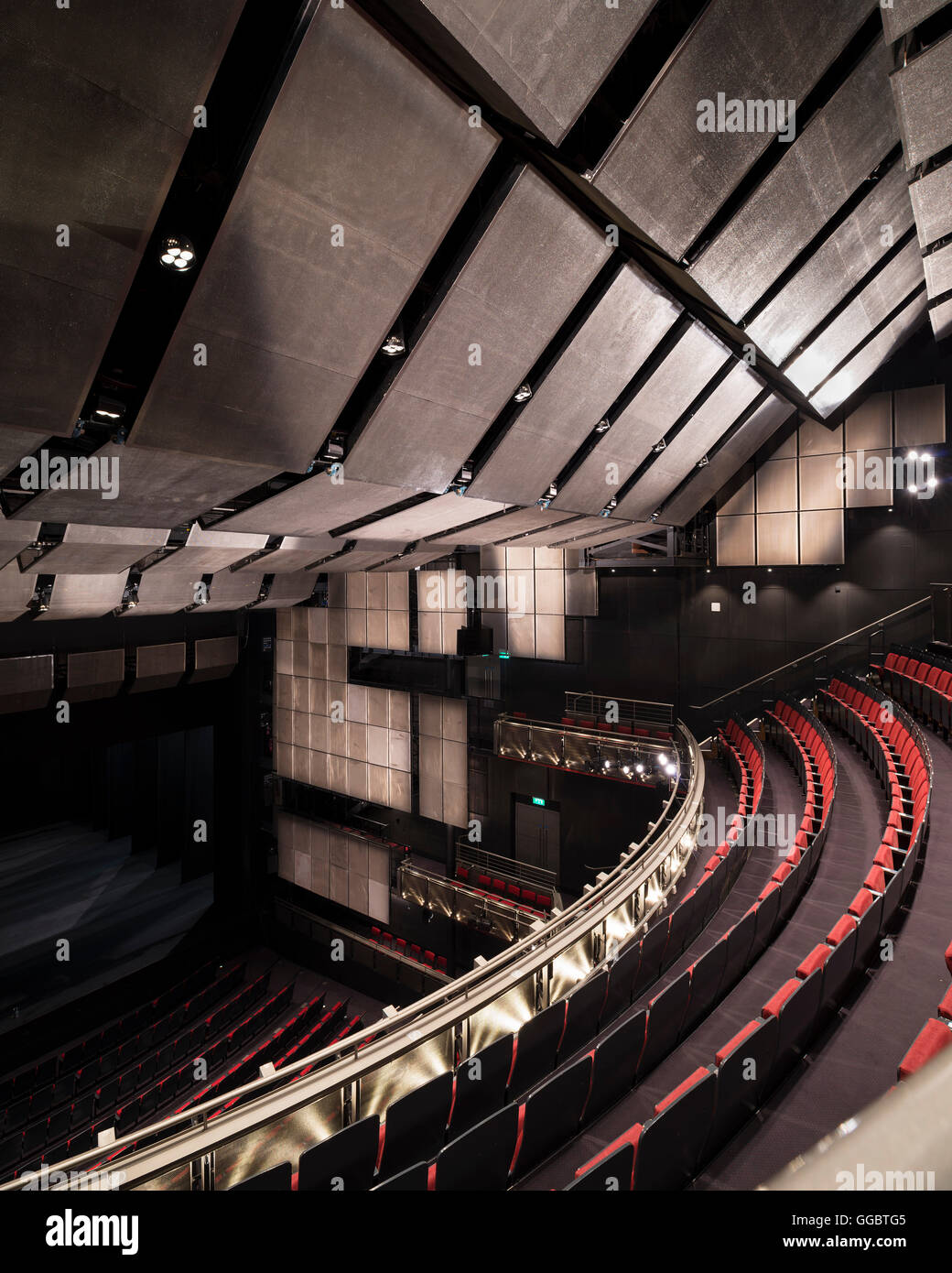 Vista obliqua di auditorium dal balcone mostra acustico dei pannelli a soffitto. Sadler's Wells Teatro Auditorium, Londra, Regno Unito. Architetto: RHWL Architects , 1998. Foto Stock