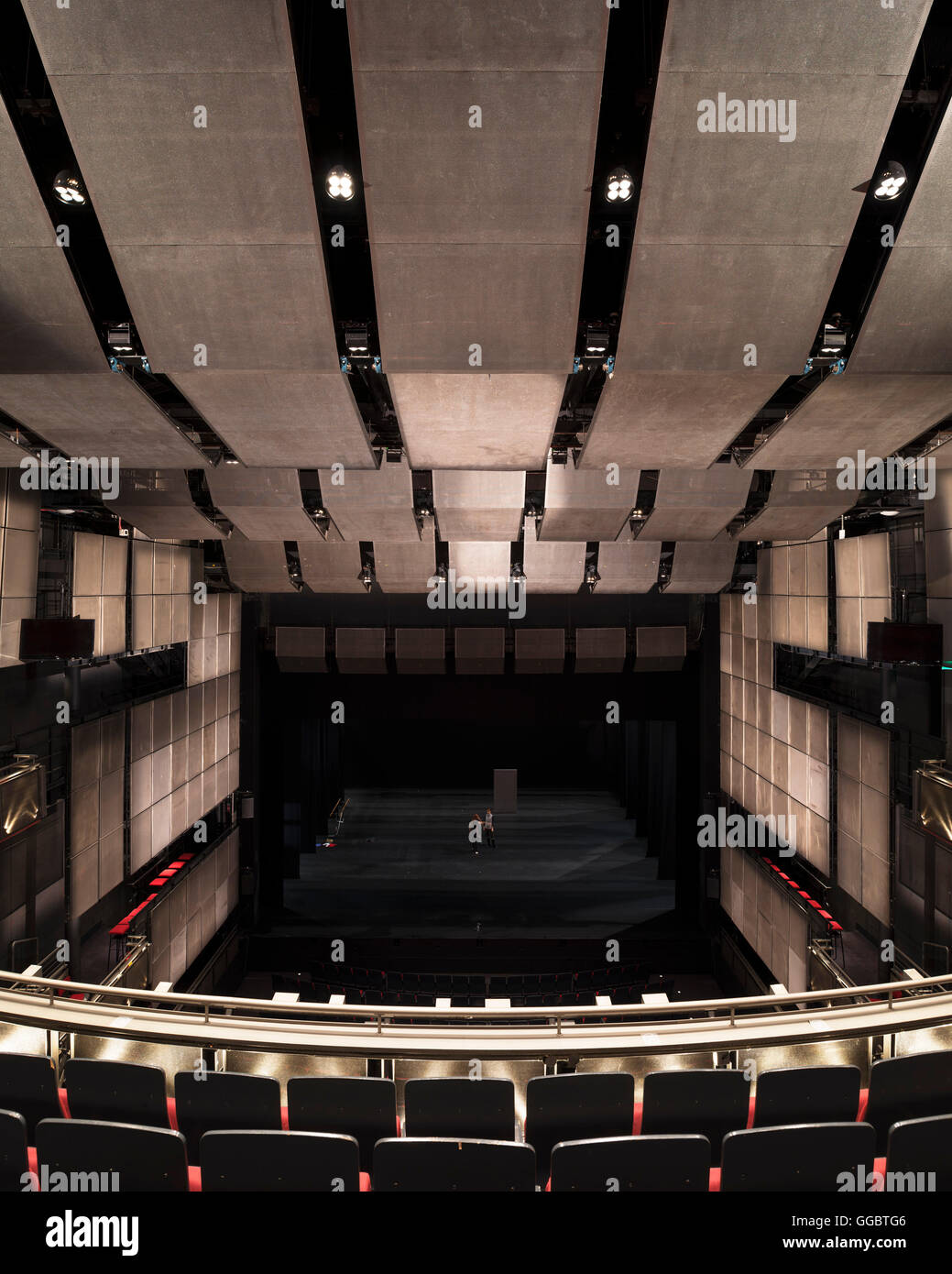 Ampia vista dell auditorium dal balcone mostra acustica pannelli da soffitto e fase. Sadler's Wells Teatro Auditorium, Londra, Regno Unito. Architetto: RHWL Architects , 1998. Foto Stock
