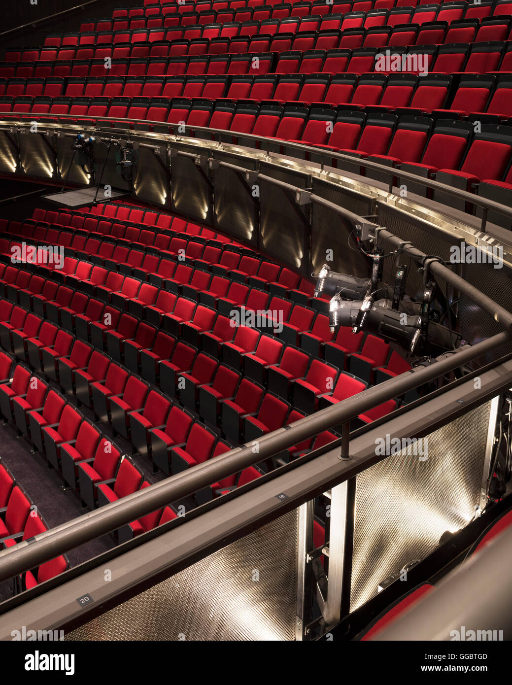 Vista del balcone illuminazione frontale. Sadler's Wells Teatro Auditorium, Londra, Regno Unito. Architetto: RHWL Architects , 1998. Foto Stock
