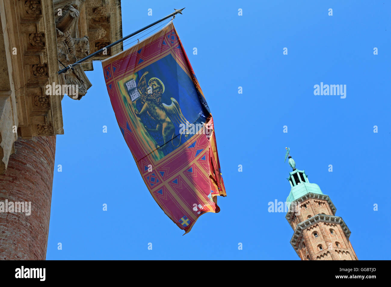 Vicenza, Italia, città vecchia più famoso monumento torre denominata Basilica Palladiana con bandiera veneziana Foto Stock