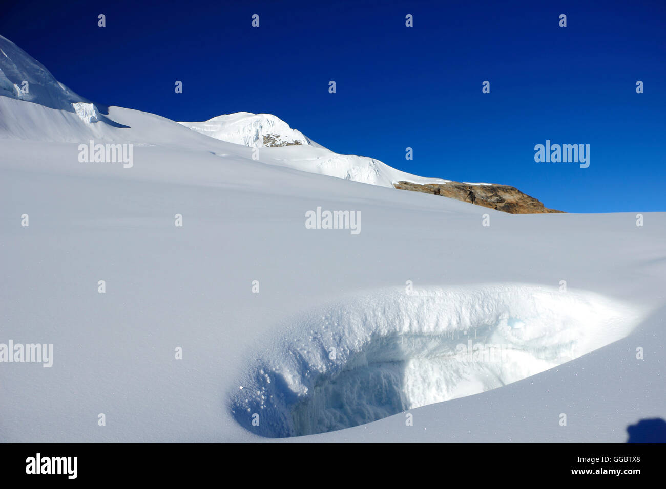 Bocchetta a lancia in campi di neve al di sotto di mera peak Foto Stock