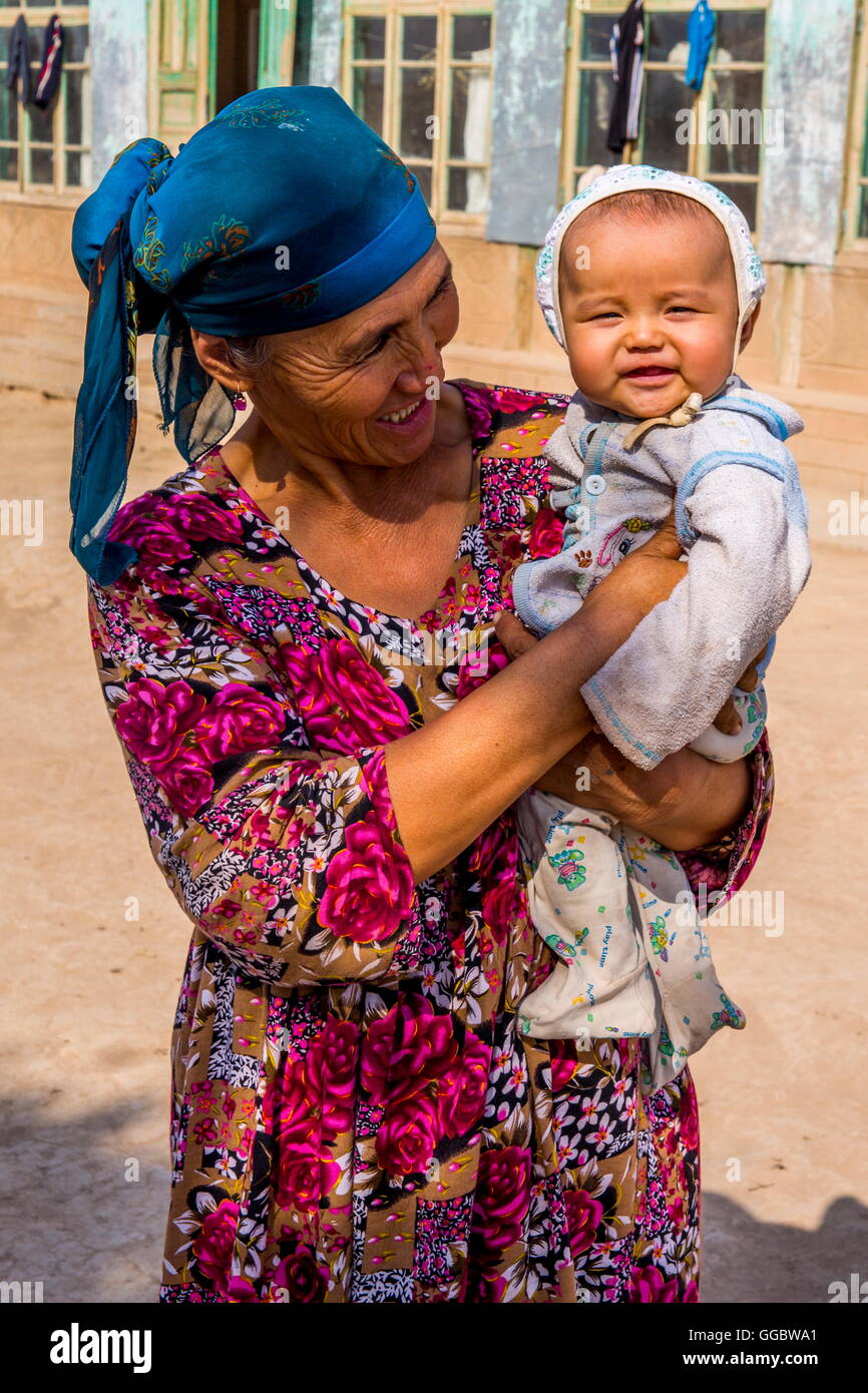 Geografia / viaggi, Uzbekistan, persone vecchia donna con bambino, Additional-Rights-Clearance-Info-Not-Available Foto Stock
