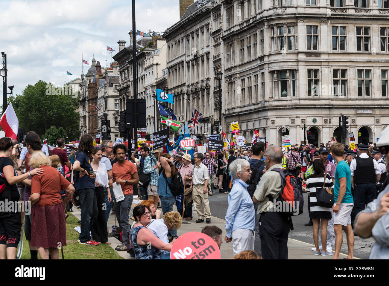 Non più austerità - No al razzismo - Tories deve andare, dimostrazione organizzata dal gruppo di popoli, sabato 16 luglio 2016, Londra, Foto Stock