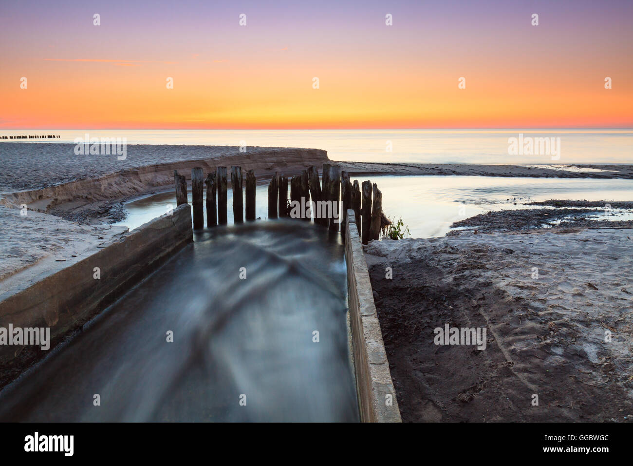 Regolamento concrete foce del fiume al Mar Baltico, visualizzare durante il tramonto . Foto Stock