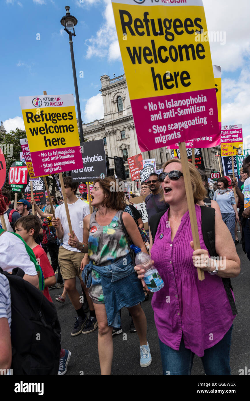 Non più austerità - No al razzismo - Tories deve andare, dimostrazione organizzata dal gruppo di popoli, sabato 16 luglio 2016, Londra, Foto Stock